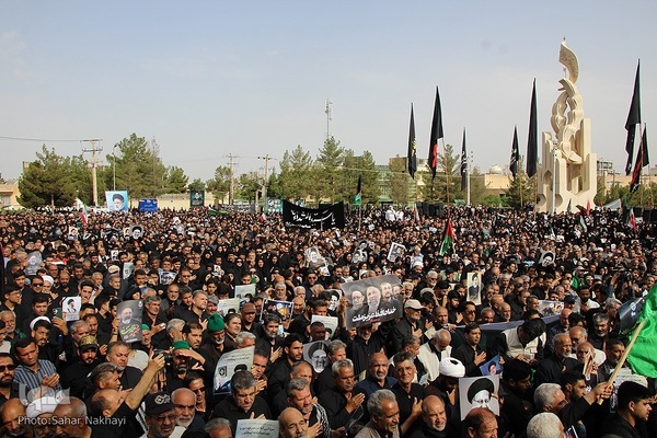 Menschenmassen begleiten Trauerzug für Märtyrer Ayatollah Raisi