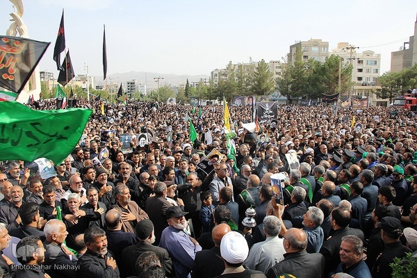 Menschenmassen begleiten Trauerzug für Märtyrer Ayatollah Raisi