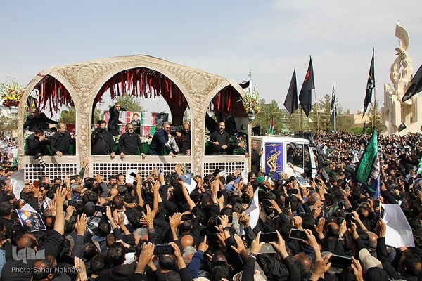 Menschenmassen begleiten Trauerzug für Märtyrer Ayatollah Raisi