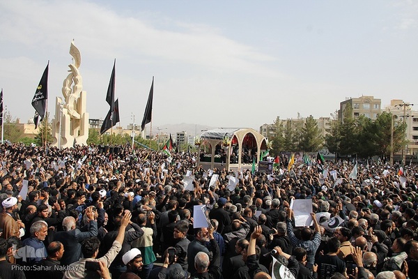 Menschenmassen begleiten Trauerzug für Märtyrer Ayatollah Raisi