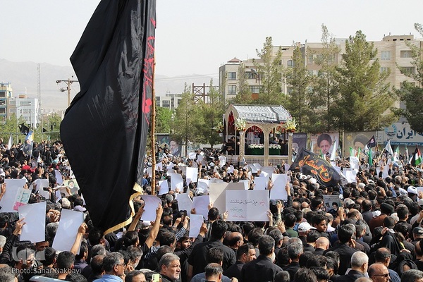 Menschenmassen begleiten Trauerzug für Märtyrer Ayatollah Raisi