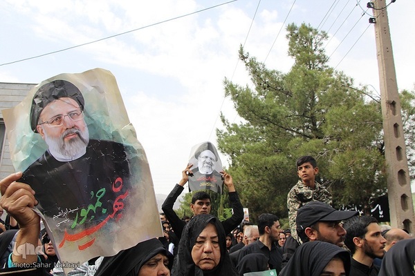 Menschenmassen begleiten Trauerzug für Märtyrer Ayatollah Raisi