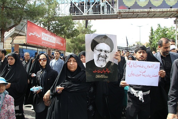 Menschenmassen begleiten Trauerzug für Märtyrer Ayatollah Raisi