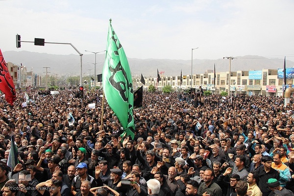 Menschenmassen begleiten Trauerzug für Märtyrer Ayatollah Raisi