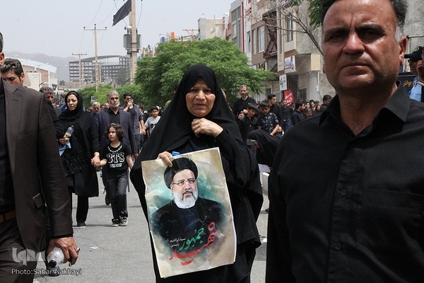 Menschenmassen begleiten Trauerzug für Märtyrer Ayatollah Raisi