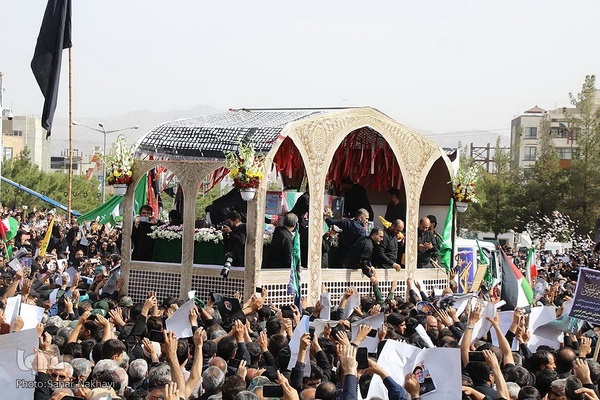 Menschenmassen begleiten Trauerzug für Märtyrer Ayatollah Raisi