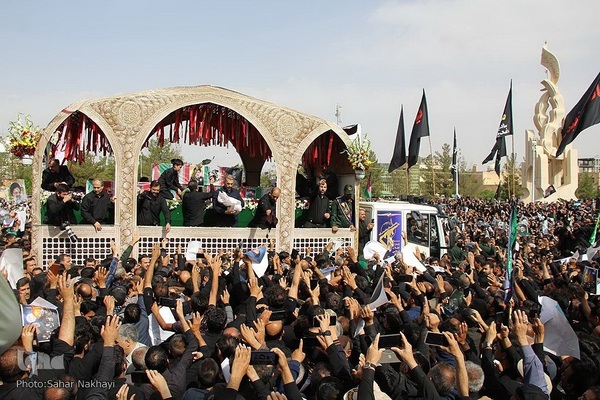 Menschenmassen begleiten Trauerzug für Märtyrer Ayatollah Raisi