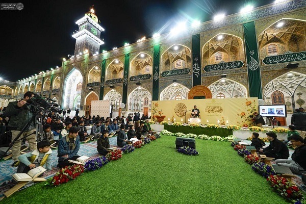 Abhalten einer Versammlung zum Kennenlernen des Korans im Heiligen Schrein von Ali