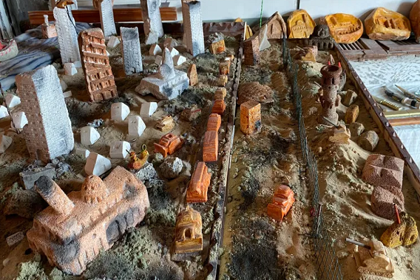 Ein Künstler Palästinas dokumentiert Gaza-Krieg mit Steinmetzarbeit