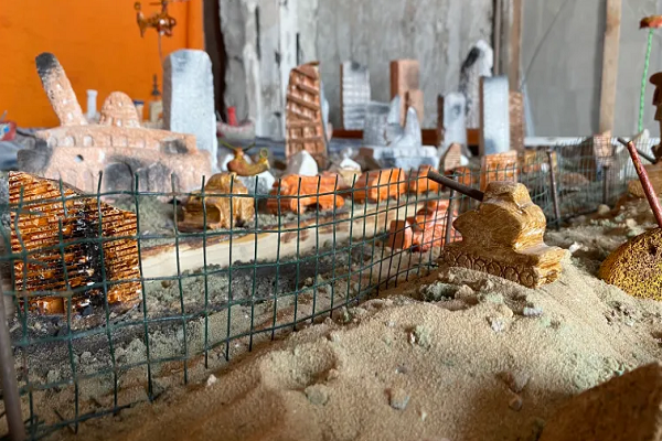 Ein Künstler Palästinas dokumentiert Gaza-Krieg mit Steinmetzarbeit