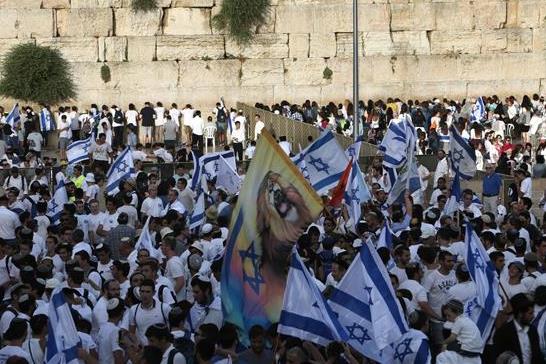 Zionist Settlers Storm East al-Quds