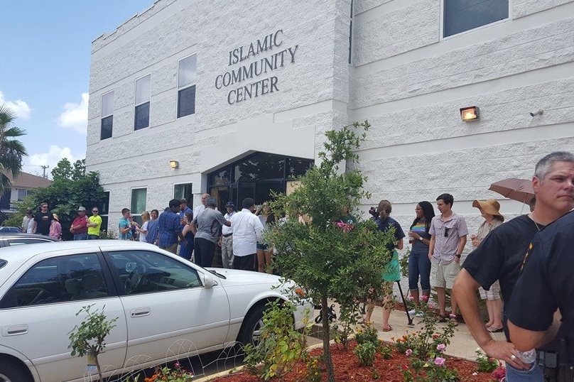Texans Form A Human Wall To Protect Muslims Praying Inside A Mosque Texans Form A Human Wall To Protect Muslims Praying Inside A Mosque