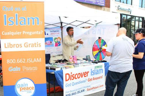 Muslim Volunteer Group Distributes Qurans in Chicago