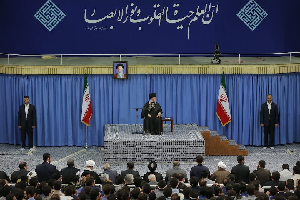 Leader Urges Students to Strengthen Relation with Quran