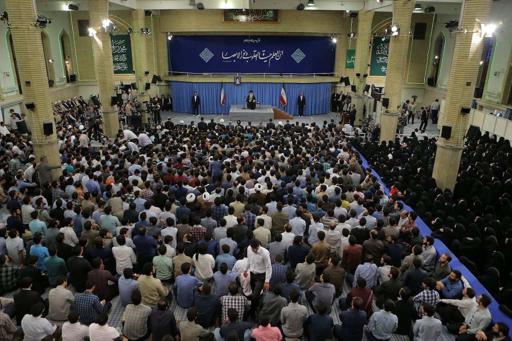 Leader Urges Students to Strengthen Relation with Quran