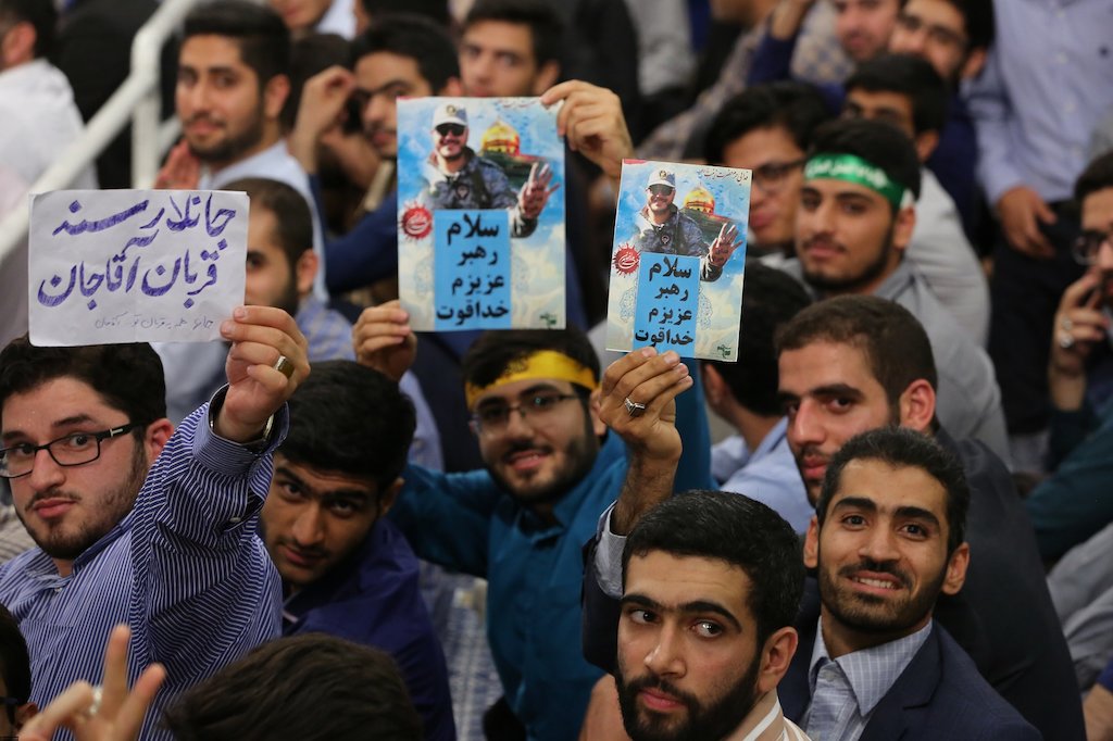 Leader Urges Students to Strengthen Relation with Quran