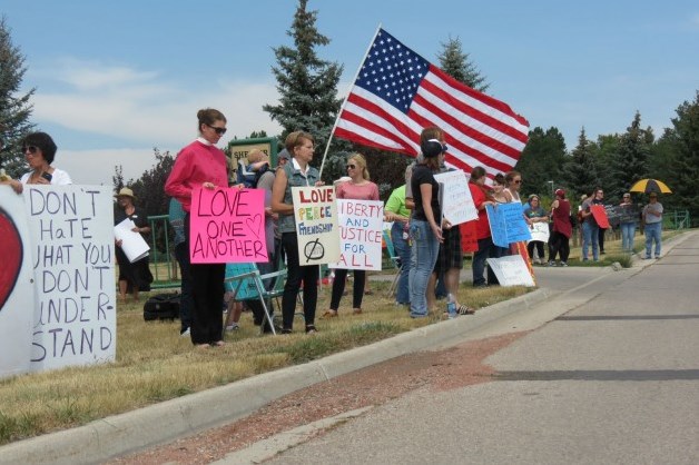 Peaceful Protesters Outnumber Wyoming Anti-Islam Group at Quran Burning