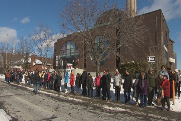 Human Chain Formed around Ottawa Mosque as Sign of Support for Muslims