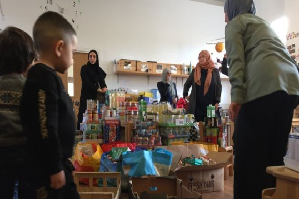 The Muslim families donating to food banks for Christmas