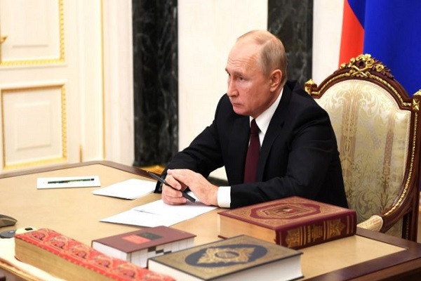 Putin Reads Verse from Quran on Russia National Unity Day  