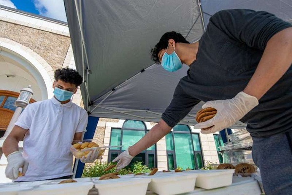 American Mosque Volunteers Feed Hundreds