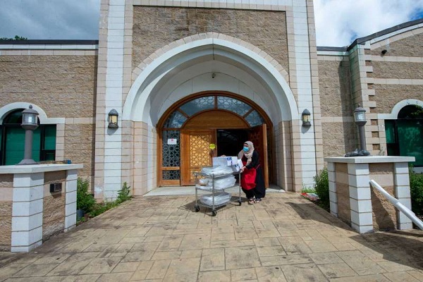 American Mosque Volunteers Feed Hundreds