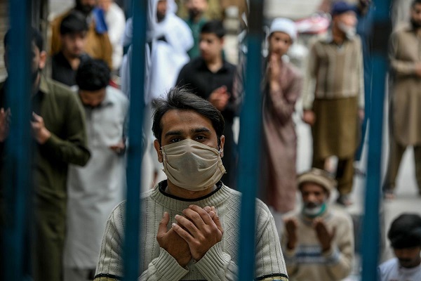 Worshipers at mosque in Pakistan