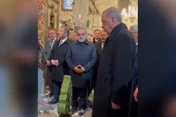 Turkish President Erdogan Recites Quran at Tomb of Rumi