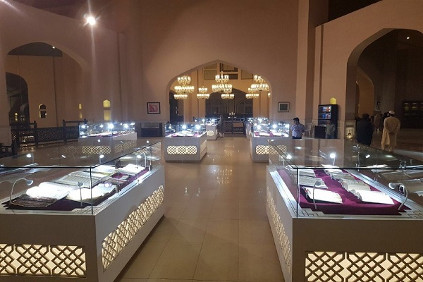 VIDEO: Historic Quran Manuscripts in Lahore Grand Mosque