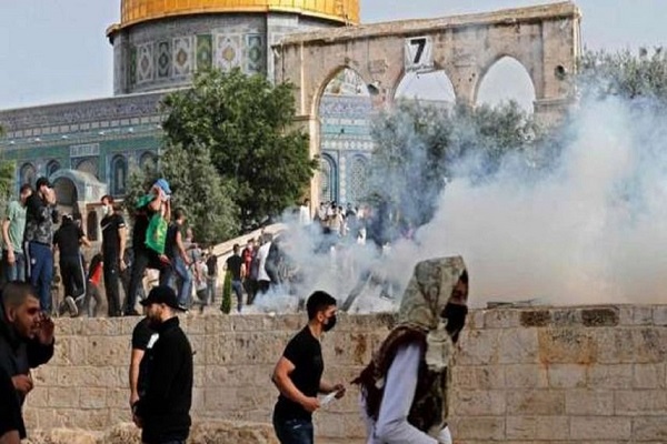 Zionist settlers at Al-Aqsa Mosque