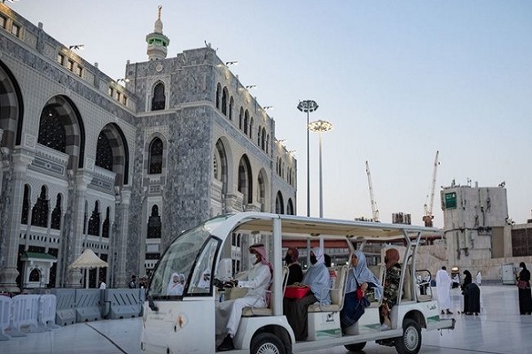 Golf buggies help those with special needs in Mecca Grand Mosque