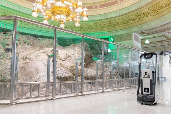 Robots Being Used in Mecca Grand Mosque Cleanup Operations   