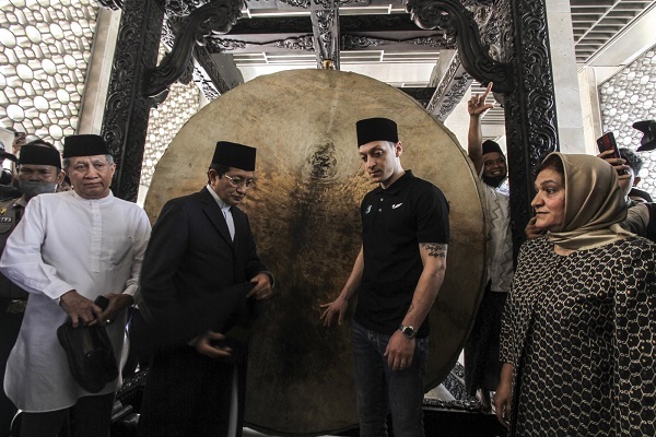 Mesut Ozil Attends Friday Prayers in Indonesia