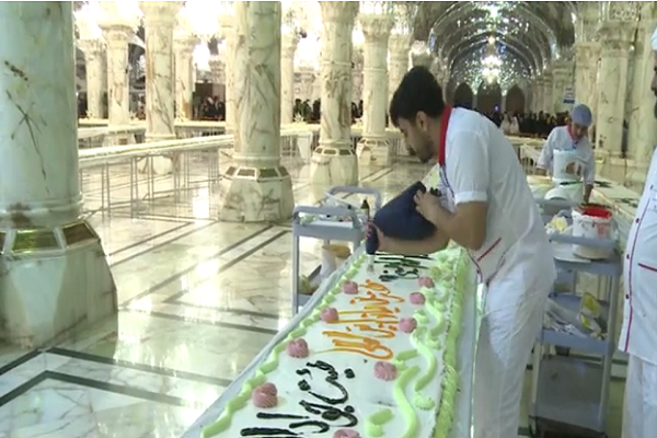 World’s Largest Cake Distributed among Pilgrims in Najaf on Eid