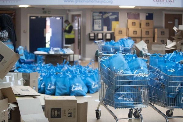 Mosques in Britain Deliver Food Parcels to Struggling Families