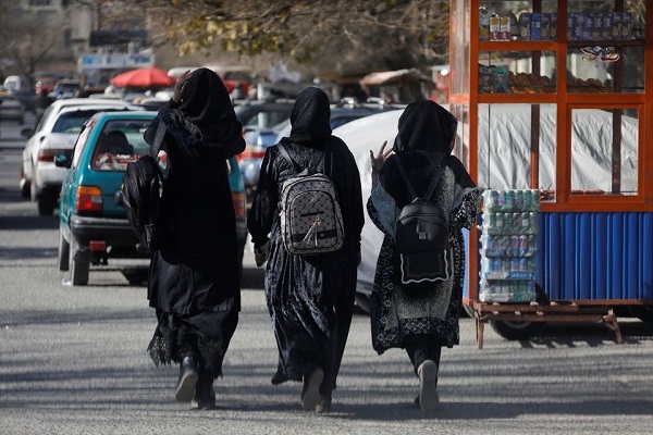 Afghan female students walk near Kabul University in Kabul, Afghanistan, December 21, 2022. (File photo by Reuters)