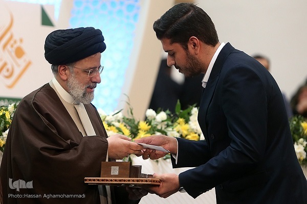 Sina Tabbakhi receiving his award from Iranian President Ebrahim Raeisi