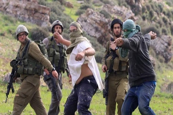 Israeli settlers hurling stones at Plaestinians