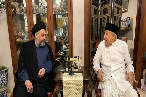 Head of the Islamic Culture and Relations Organization’s (ICRO) International Quran and Propagation Center Hojat-ol-Islam Seyed Mostafa Hosseini Neyshabouri and Indonesian Mufasir (Quran interpreter) Quraish Shihab meet in Jakarta.