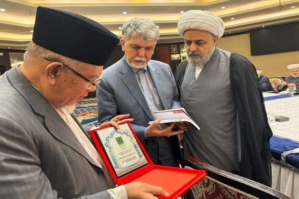 Muhammad Azmi Abdulhamid, the president of the Malaysian Consultative Council of Islamic Organizations (MAPIM) (left)