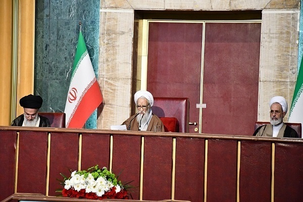 Chairman of Iran’s Assembly of Experts Ayatollah Mohammad Ali Movhedi Kermani (center)