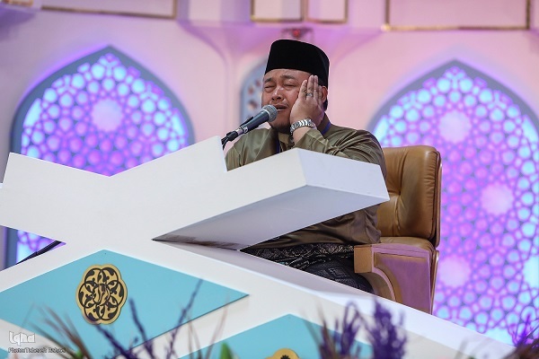 Malaysian qari Aiman Rizwan performing a recitation at Iran’s International Quran Competition