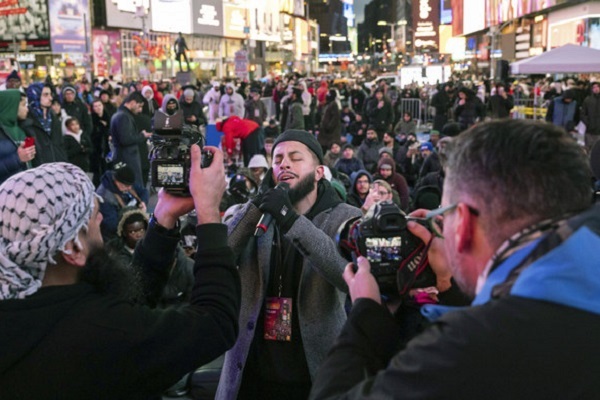 New York: Muslims Mark 1st Night of Ramadan with Prayers at Times Square