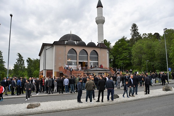 Sweden police allow Quran desecration outside mosque on Eid