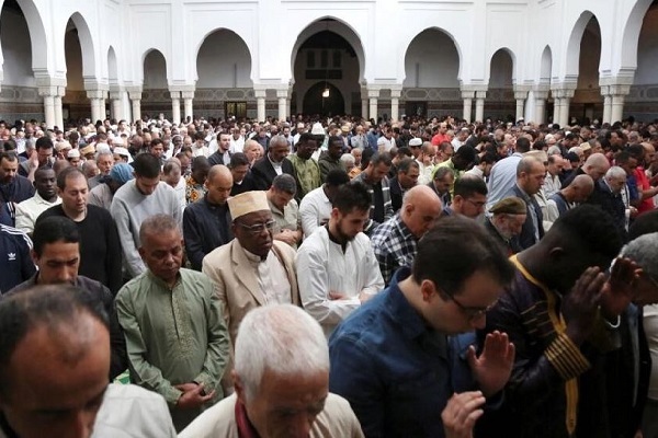 Muslims in France Struggle to Find Adequate Prayer Space Due to Mosque Shortage