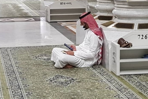A man reading the Quran at the Prophet's Mosque in Medina