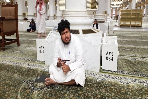 Pilgrims, Worshippers Read Quran after Morning Prayers at Prophet’s Mosque  