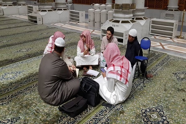 Pilgrims, Worshippers Read Quran after Morning Prayers at Prophet’s Mosque  