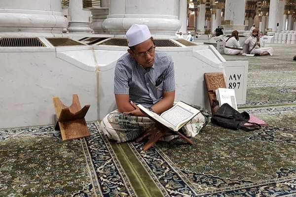 Pilgrims, Worshippers Read Quran after Morning Prayers at Prophet’s Mosque  