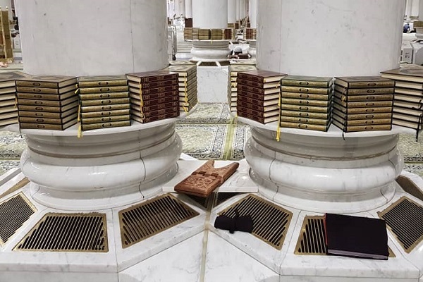 Pilgrims, Worshippers Read Quran after Morning Prayers at Prophet’s Mosque  